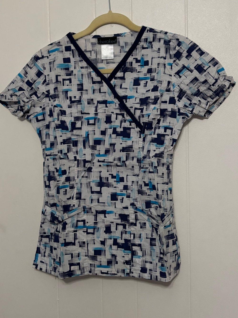 Cherokee White and Blue Abstract Print Scrub Top